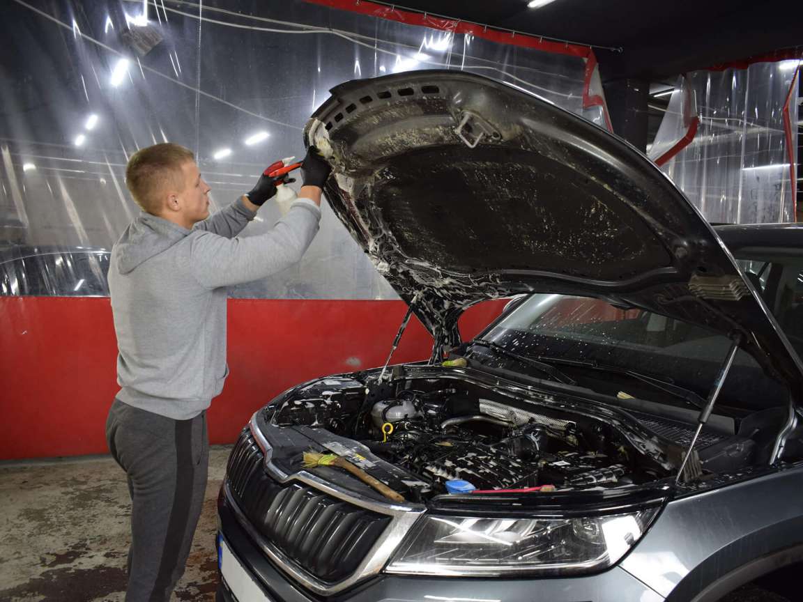 Skoda Kodiaq детейлінг мойка двигуна та поліровка кузова 